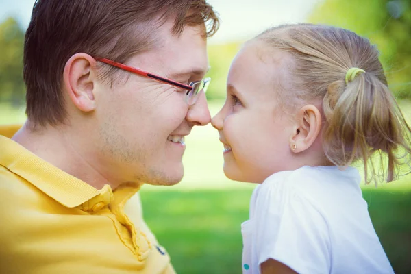 Feliz padre y linda niña divirtiéndose durante el verano holida —  Fotos de Stock