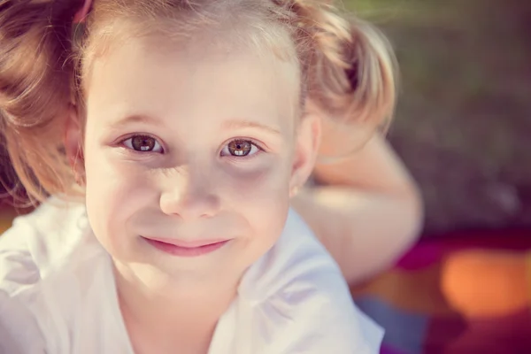 Aufgeregtes Gesicht eines hübschen Mädchens im Sommerpark — Stockfoto