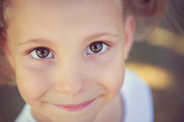 Visage excité de jolie fille dans le parc d'été — Photo