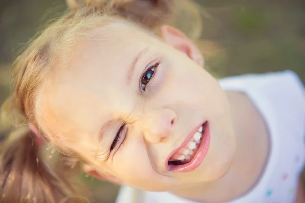 Visage excité de jolie fille dans le parc d'été — Photo