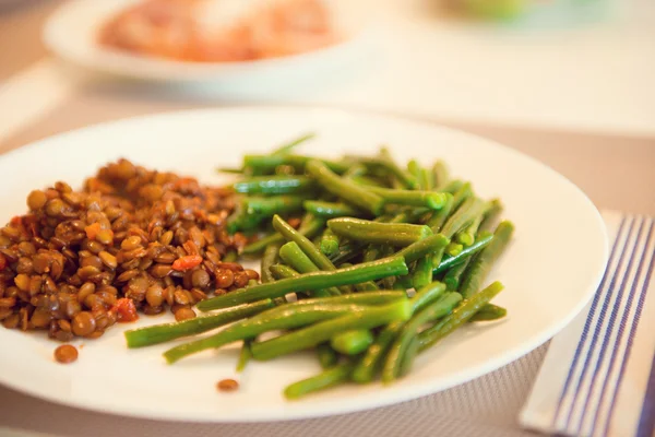ディナー プレートに新鮮な軽く調理された有機緑豆の側 — ストック写真