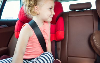 Araba s rahat oturan mutlu küçük kız çocuk portresi