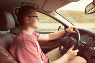 Genç adam sürüş lüks araba