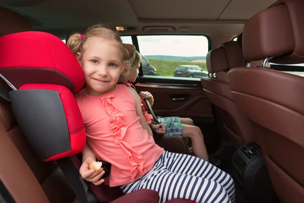 Retrato de niña feliz sentada cómoda en el coche s —  Fotos de Stock