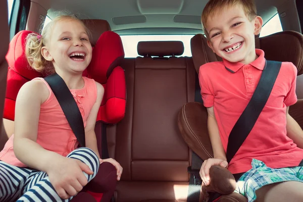 Happy kids, urocza dziewczyna z bratem razem siedzi w m — Zdjęcie stockowe