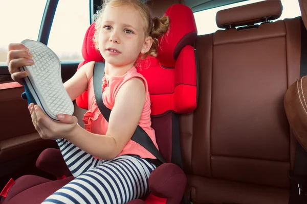 Retrato de niña feliz sentada cómoda en el coche s —  Fotos de Stock