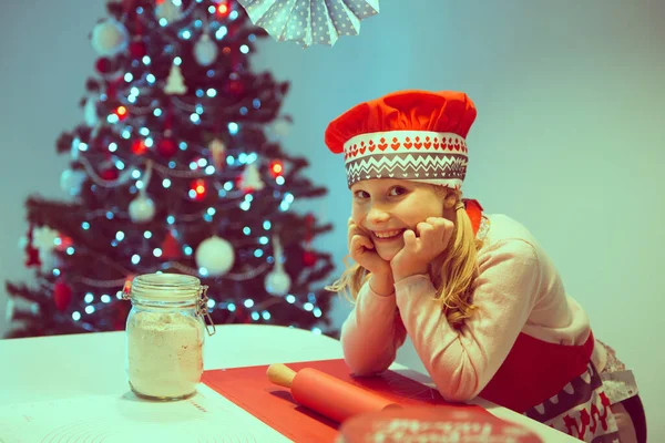 Hübsches Kleines Mädchen Dekoriert Weihnachtsplätzchen Verschiedenen Formen Hause Mit Weihnachtsbaum — Stockfoto