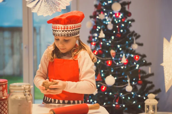 Linda Niña Decorando Galletas Navidad Diferentes Formas Casa Con Árbol —  Fotos de Stock