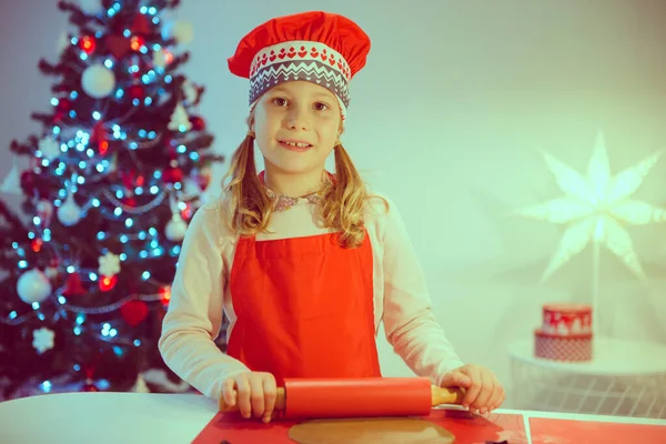 Όμορφο Κοριτσάκι Στολίζουν Χριστουγεννιάτικα Μπισκότα Των Διαφόρων Μορφών Στο Σπίτι — Φωτογραφία Αρχείου