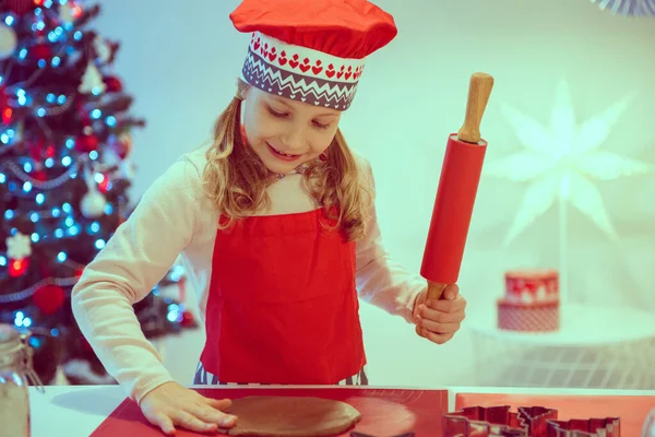 Csinos Kislány Díszítő Karácsonyi Cookie Különböző Formájú Otthon Karácsonyfa Háttérben — Stock Fotó