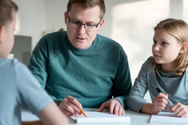 Junger Vater Hilft Seinen Kindern Bei Der Hausaufgabenbetreuung Während Der — Stockfoto