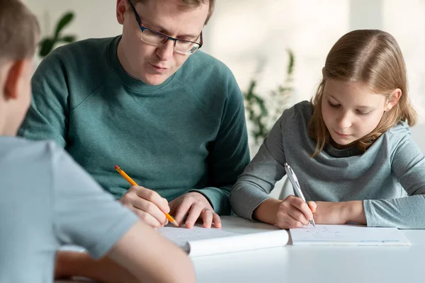 Junger Vater Hilft Seinen Kindern Bei Der Hausaufgabenbetreuung Während Der — Stockfoto