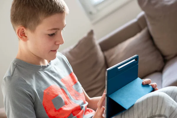 Söt Blond Tonåring Studie Med Tablett Hemma Coronavisrus Lockdown — Stockfoto