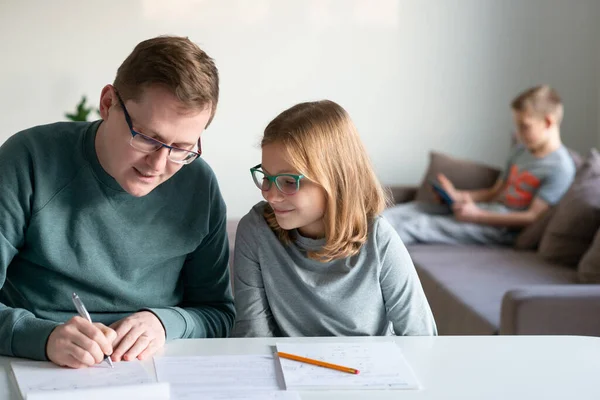 Joven Padre Ayudando Sus Hijos Con Educación Hogar Durante Bloqueo — Foto de Stock