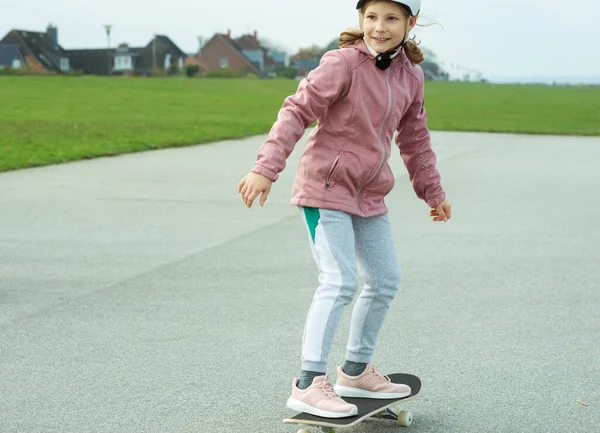 Entzückendes Teenager Mädchen Fährt Mit Skateboard Auf Glattem Asphalt Mit — Stockfoto