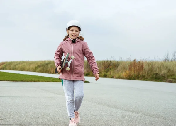 Portret Uroczej Nastolatki Bawiącej Się Podczas Jazdy Deskorolce Gładkim Asfalcie — Zdjęcie stockowe