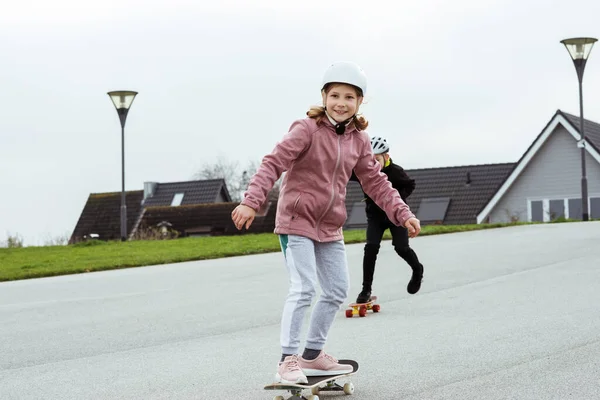 Glückliche Teenager Jungen Und Mädchen Haben Spaß Beim Skateboarden Auf — Stockfoto