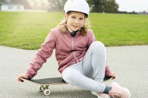 Porträt Eines Entzückenden Teenager Mädchens Das Spaß Beim Skateboarden Auf — Stockfoto