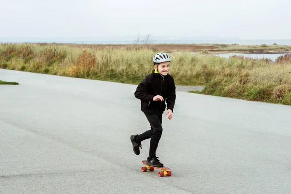 Glücklicher Teenager Übt Skateboarden Auf Glattem Asphalt — Stockfoto