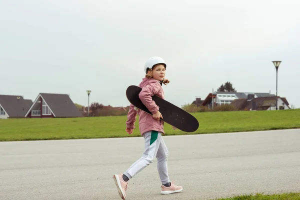 Porträt Eines Entzückenden Teenager Mädchens Das Spaß Beim Skateboarden Auf — Stockfoto