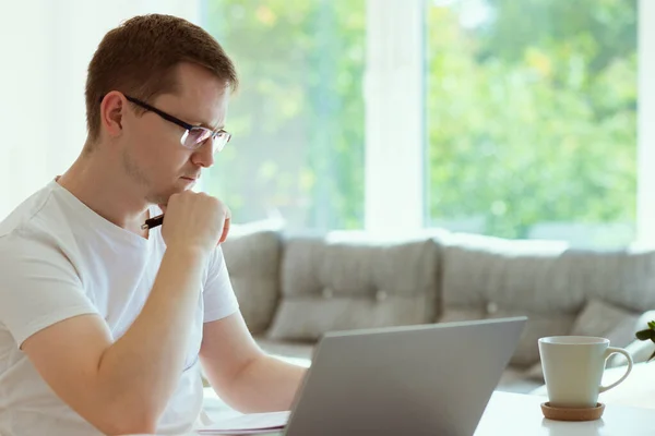 Portret Van Een Serieuze Jongeman Die Thuis Online Werkt Met — Stockfoto