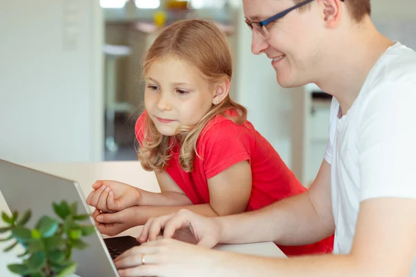 Feliz Jovem Pai Com Bonito Doughter Aprender Juntos Line Homeschooling — Fotografia de Stock