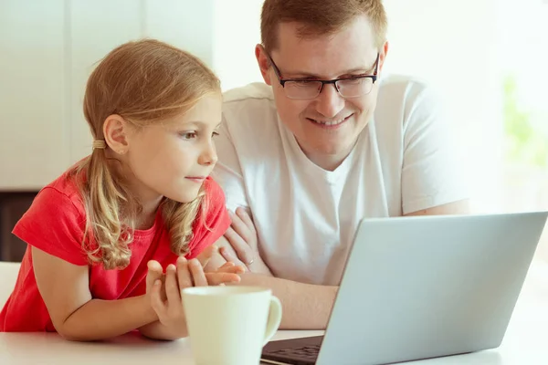 Glad Ung Far Med Söt Doughter Lärande Tillsammans Online Hemundervisning — Stockfoto