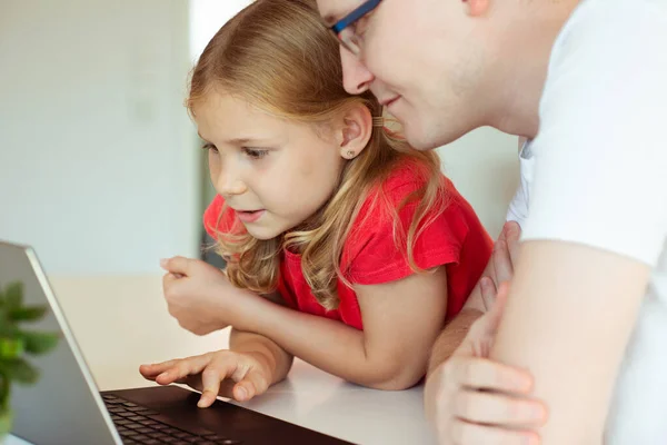 Boldog Fiatal Apa Aranyos Tészta Tanulás Együtt Online Otthoni Tanulás — Stock Fotó