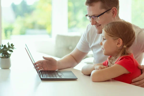 Feliz Jovem Pai Com Bonito Doughter Aprender Juntos Line Homeschooling — Fotografia de Stock