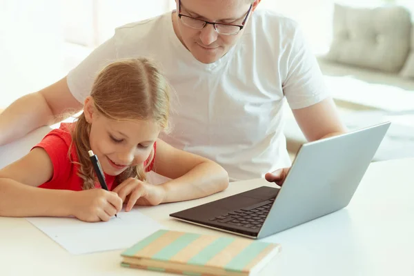 Young Father Home Office Helping His Teen Daughter Online Learning — Stock Photo, Image