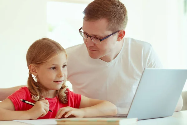 Junger Vater Home Office Hilft Seiner Teenie Tochter Beim Online — Stockfoto