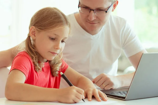 Młody Ojciec Biurze Domu Pomaga Swojej Nastoletniej Córce Nauce Online — Zdjęcie stockowe