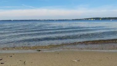 Kuzey Almanya 'da Baltık Denizi' nin sakin havasında kıyılarda 4K 'ya yakın dalgalar