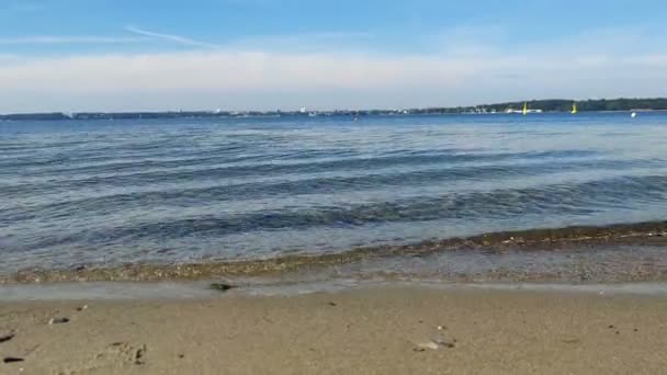 Води Змивають Хвилі Узбережжі Спокійну Погоду Балтійського Моря Півночі Німеччини — стокове відео