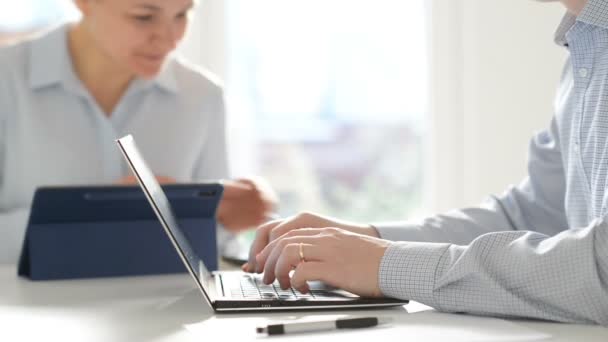 Šťastná Mladá Žena Podnikatel Pracující Notebookem Tabletem Domácí Kanceláři Žena — Stock video