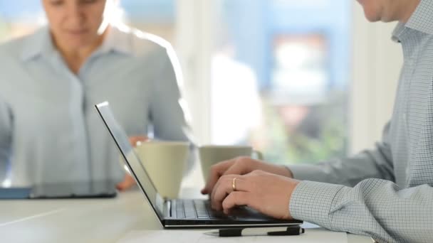 Glückliche Junge Frau Und Mann Beim Gemeinsamen Arbeiten Und Reden — Stockvideo