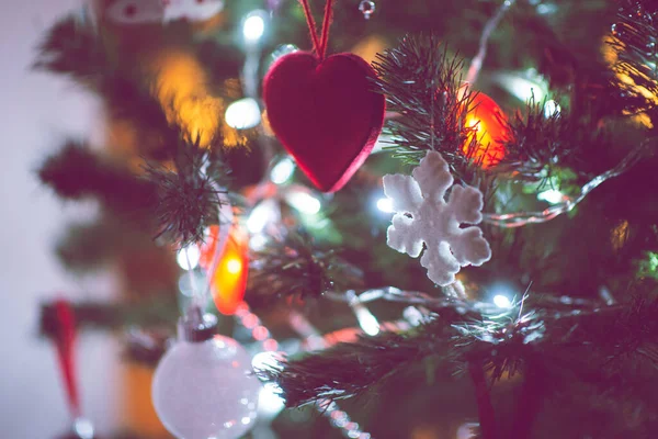 Κοντινή Φωτογραφία Του Χριστουγεννιάτικου Δέντρου Διακοσμημένο Μπάλες Κόκκινες Καρδιές Στο — Φωτογραφία Αρχείου