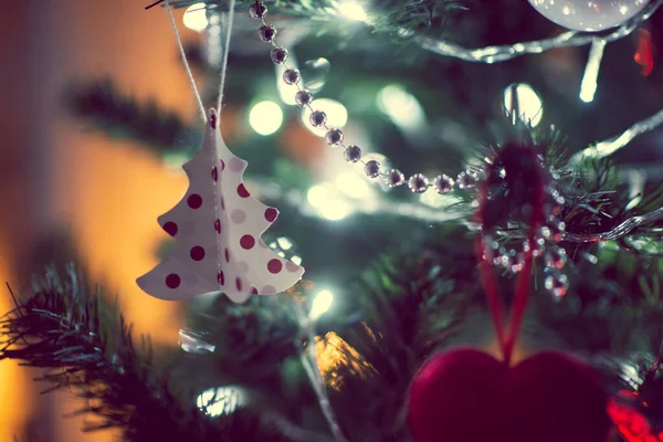 Κοντινή Φωτογραφία Του Χριστουγεννιάτικου Δέντρου Διακοσμημένο Μπάλες Κόκκινες Καρδιές Στο — Φωτογραφία Αρχείου