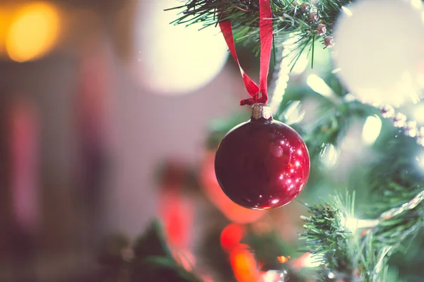 Cerca Foto Del Árbol Navidad Decorado Con Bolas Corazones Rojos — Foto de Stock