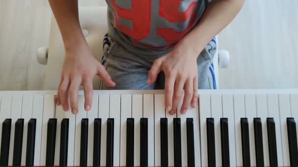Lindo Adolescente Chico Está Practicando Piano Jugando Casa — Vídeo de stock #436179598 © petrograd99