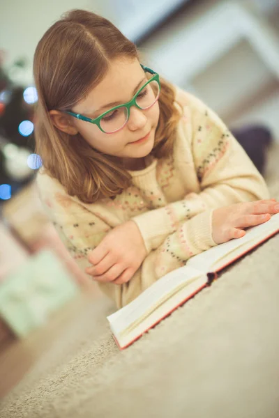 Retrato Menina Bonita Leitura Livro Sentado Perto Árvore Natal Decorada — Fotografia de Stock