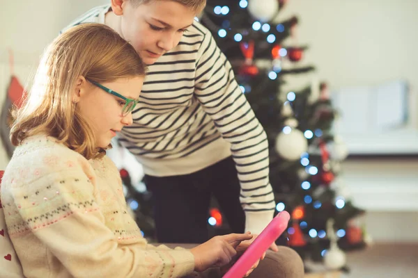 Feliz Adolescente Irmãos Crianças Amigos Jogando Jogos Com Tablet Sofá — Fotografia de Stock