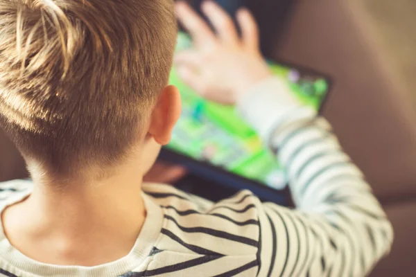 Teenager Spielt Oder Bastelt Mit Laptop Neben Geschmücktem Weihnachtsbaum Heimischen — Stockfoto