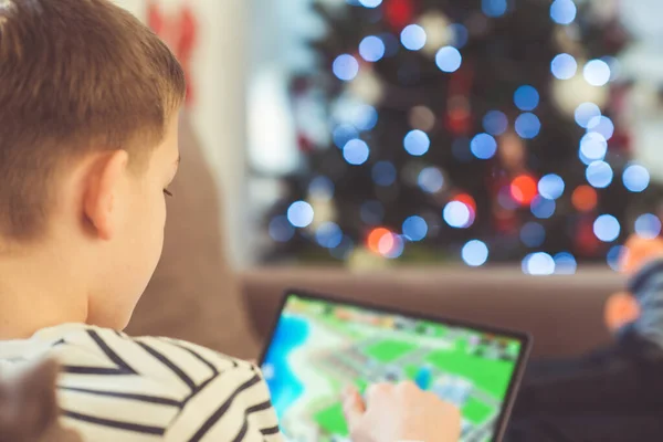Menino Adolescente Brincando Estudando Com Laptop Perto Árvore Natal Decorada — Fotografia de Stock