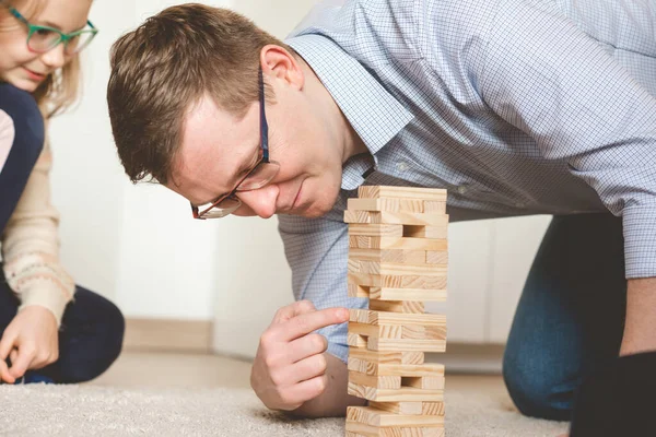 Feliz Joven Padre Jugando Con Linda Hija Con Bloques Madera — Foto de Stock