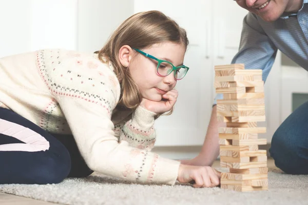 快乐的年轻父亲和他可爱的女儿在家里用木块玩耍 — 图库照片