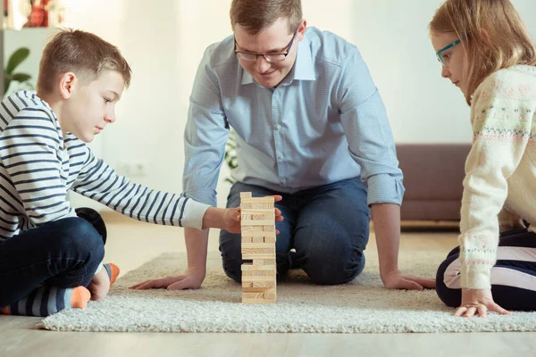 Evinde Tahta Bloklarla Oynayan Iki Sevimli Çocukla Oynayan Mutlu Genç — Stok fotoğraf