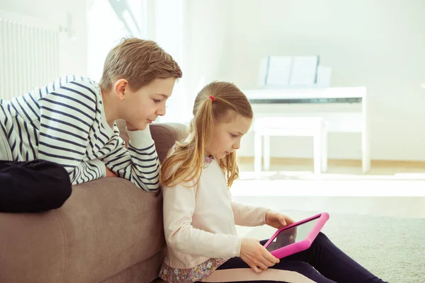 Retrato Irmãos Felizes Crianças Brincando Com Tablet Chão Casa Modren — Fotografia de Stock