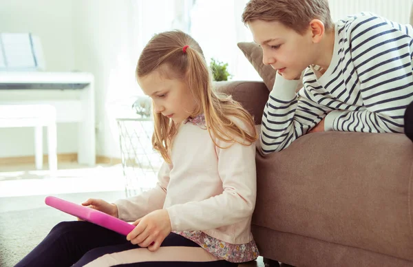 Portrait Frères Sœurs Heureux Enfants Jouant Avec Tablette Sur Sol — Photo