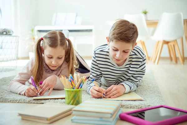 Nette Geschwister Schulkinder Lernen Während Der Coronavirus Quarantäne Hause — Stockfoto